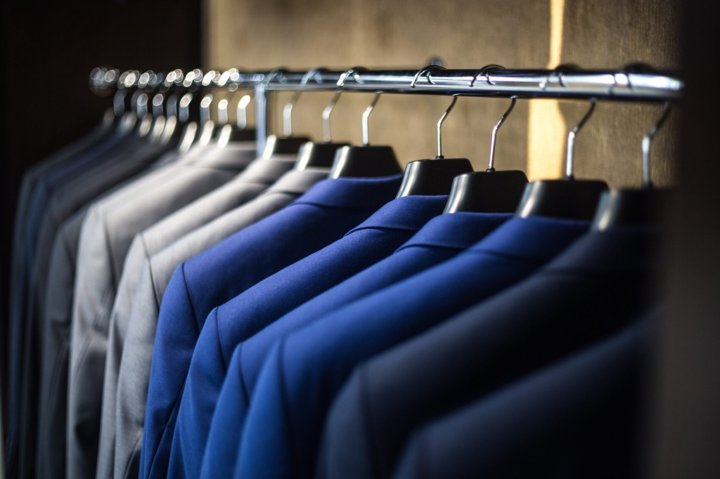 How to choose the right color and style of corporate uniform?